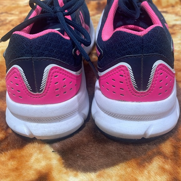 Two pairs of running shoes size 7 ASICS and Mizuno - Picture 6 of 9